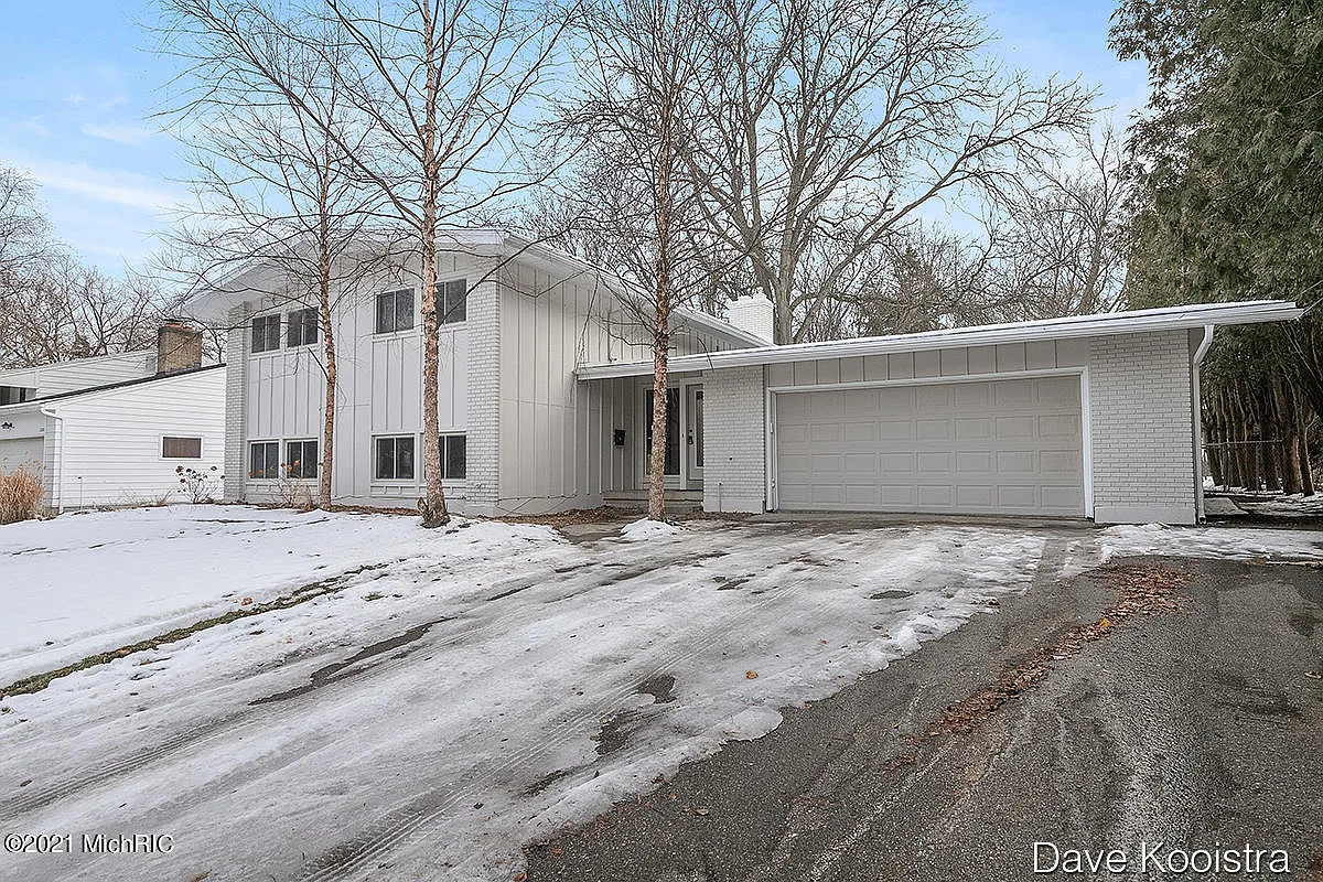 2110 Heather St SE photo 1