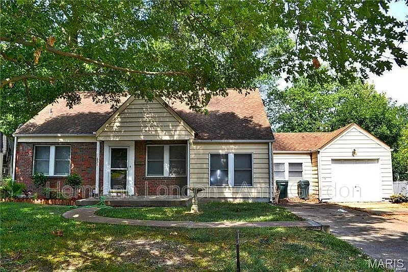 3 bed, 1.0 bath, 1895 sqft, $2,450 — Photo 1