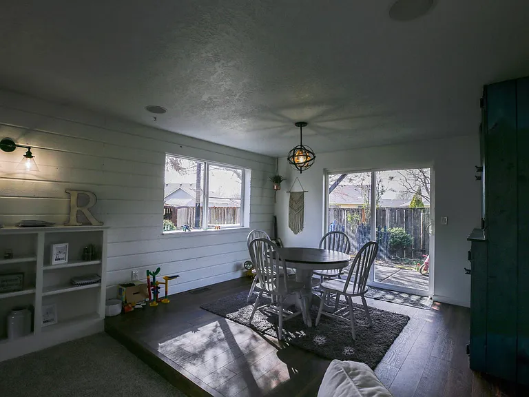 1555 SW Gilson Ct — Photo 8