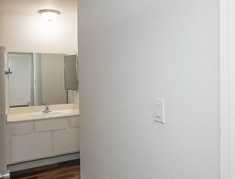 5851 Hazeltine Ave. — Photo 24