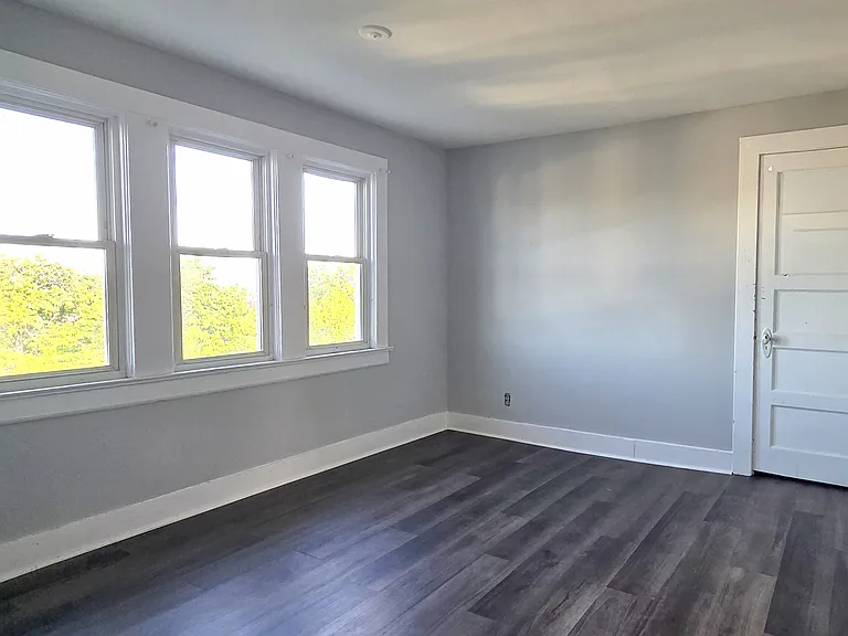 4th bedroom is on upper level