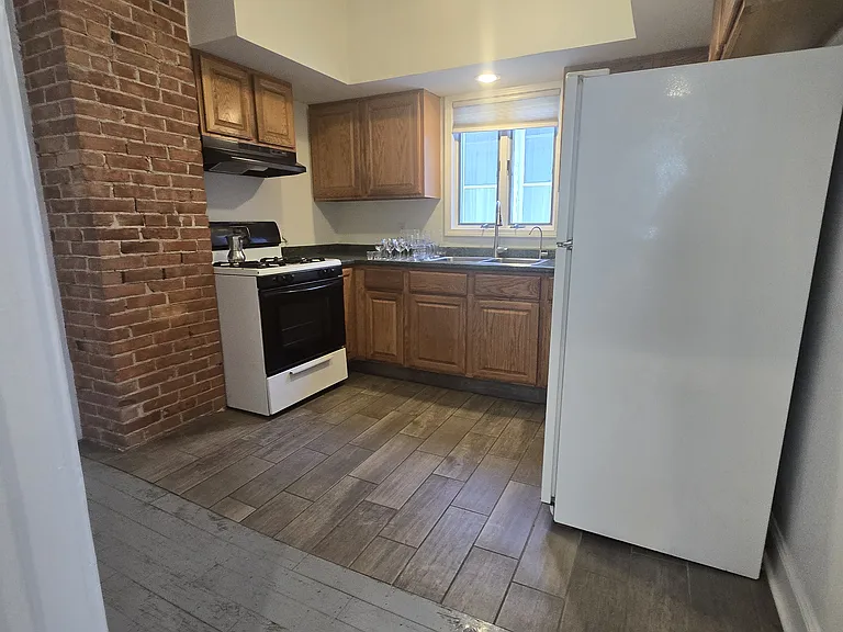 254 W Utica St — Photo 14
