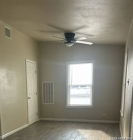 3 bed, 1.0 bath, 1018 sqft, $1,400 — Photo 3