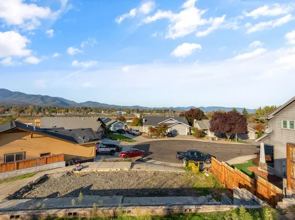 414 Phoenix Hills Dr, Phoenix, OR 97535