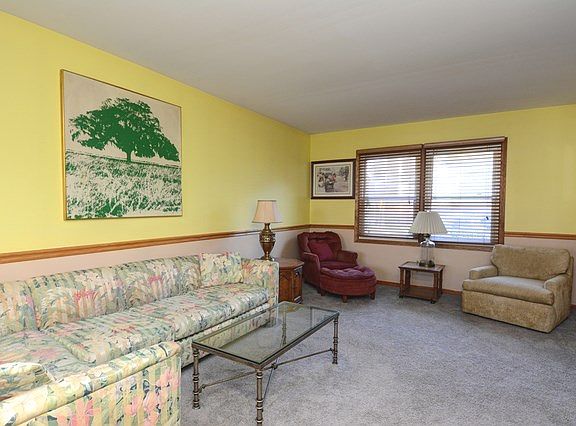 3rd image of 258 Tamarack Dr