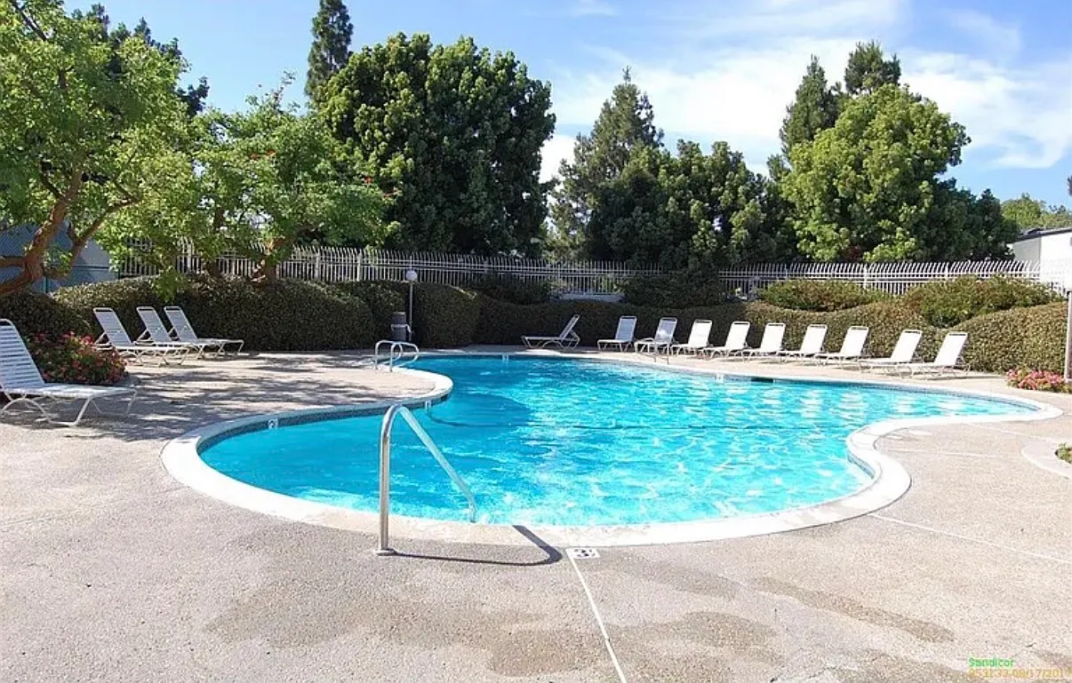 2 bed, 832 sqft, $3,950 — Photo 3