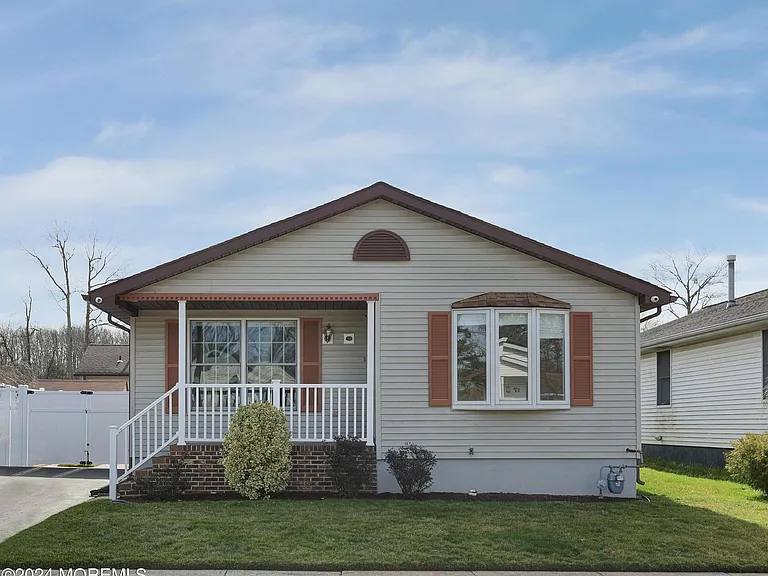 16 Pine Tree Ln — Photo 2