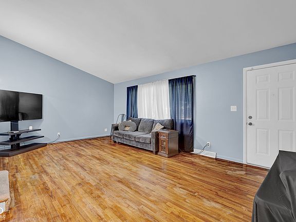 4th image of 3042 Fairlawn Dr