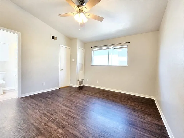 618 W 51st St #101 — Photo 15