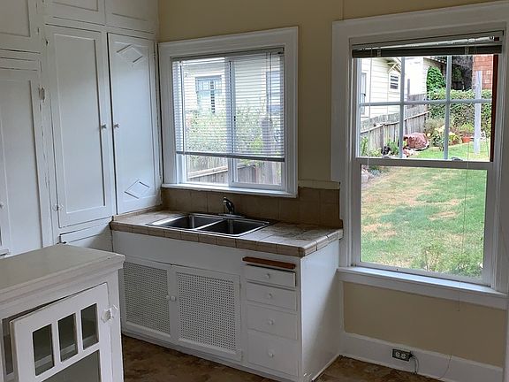 5th image of 445 Athol Ave APT 3