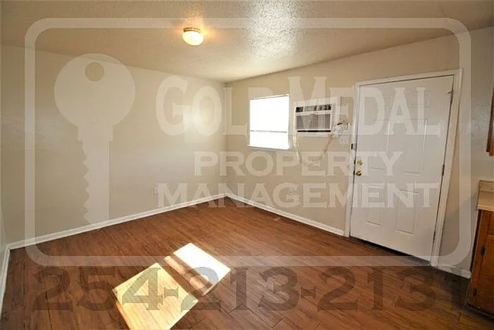 930 J R Ct — Photo 3