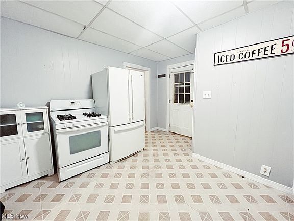 5th image of 1077 Benton St