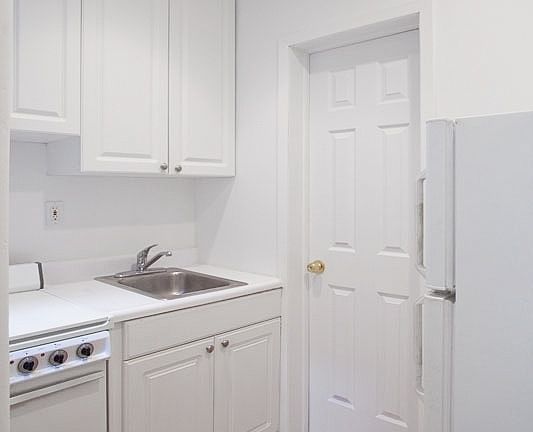 4th image of 121 E 82nd St APT 21