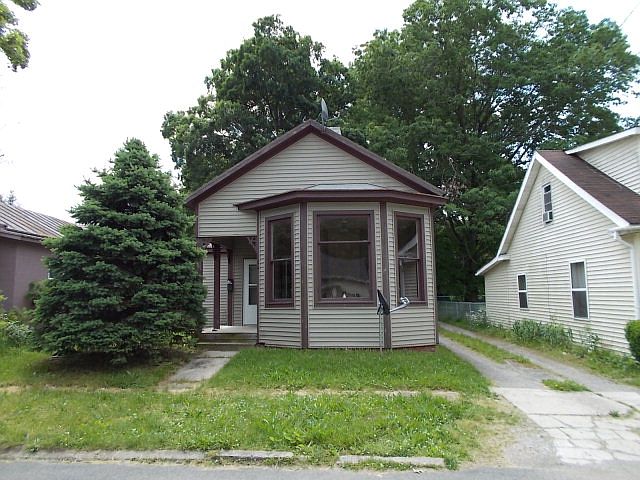 1st image of 104 1st Ave