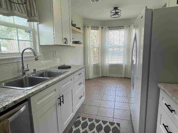 3rd image of 600 Maplewood Dr