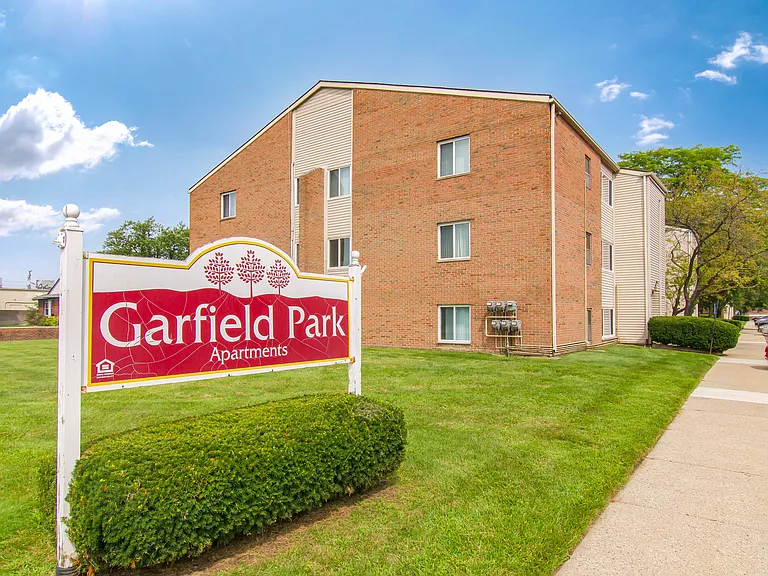 Garfield Park Apartments — Photo 24