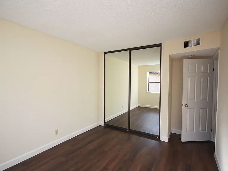 416 N Bushnell Ave #F — Photo 20