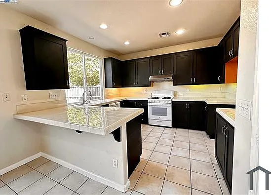 821 Tulare Dr — Photo 8