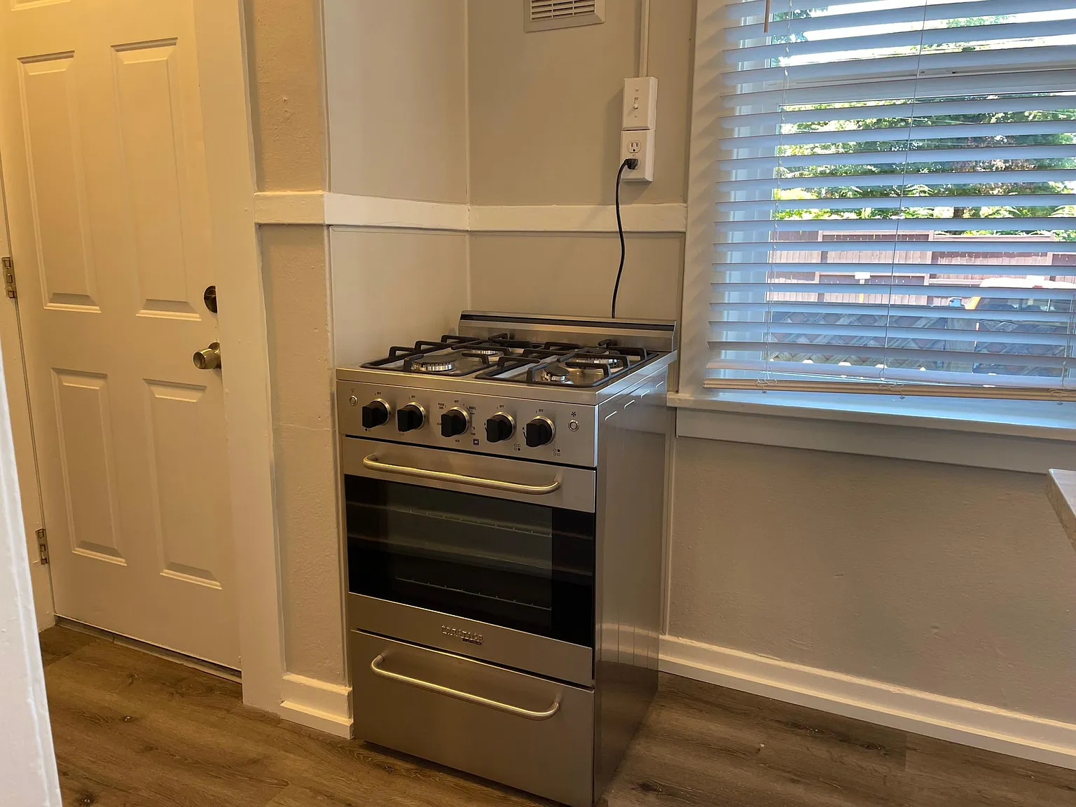 1 bed, 426 sqft, $1,405 — Photo 3