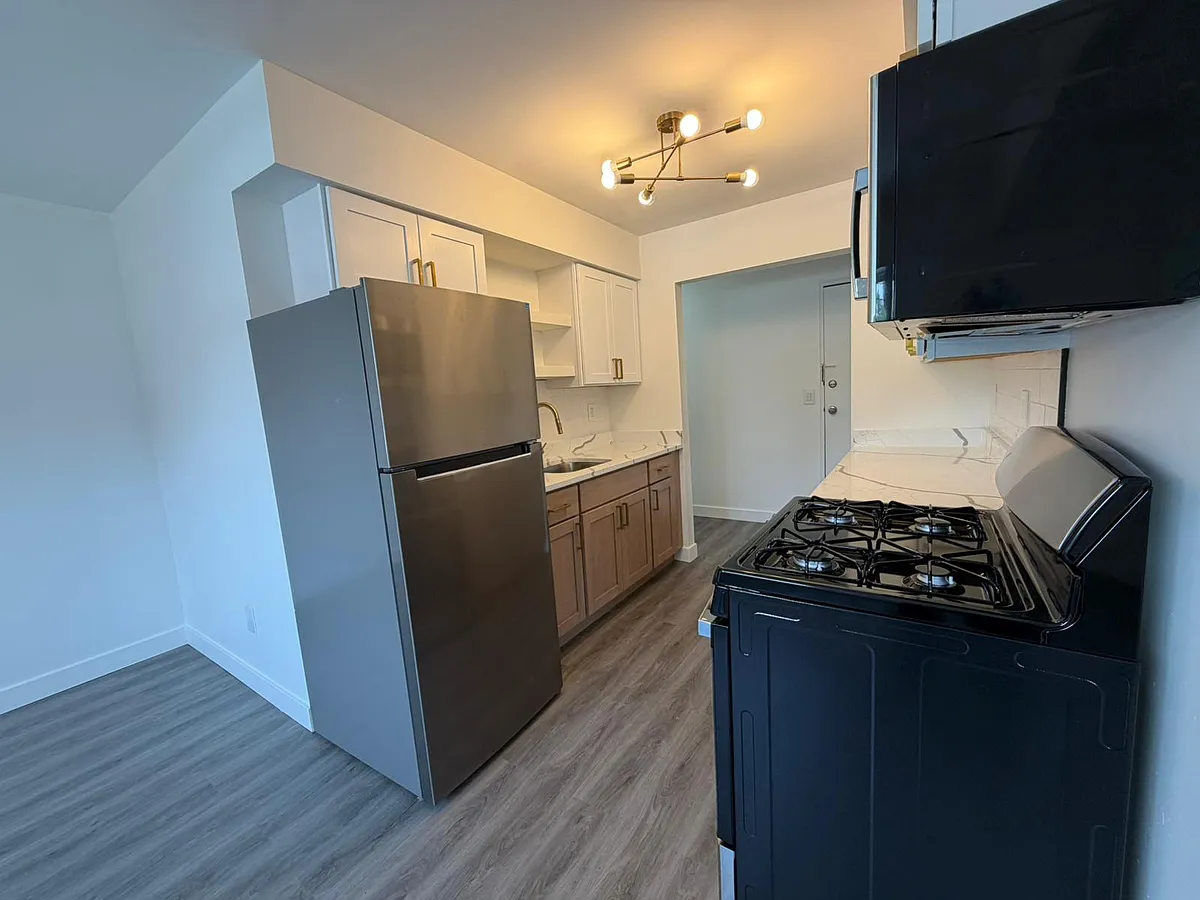 Building Photo - 556 Washington Ave #36