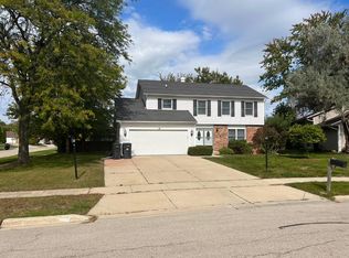 19 Woodridge Ln, Streamwood, IL 60107