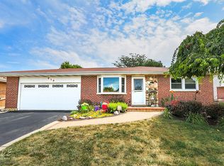 919 Cliff Ct, Carol Stream, IL 60188