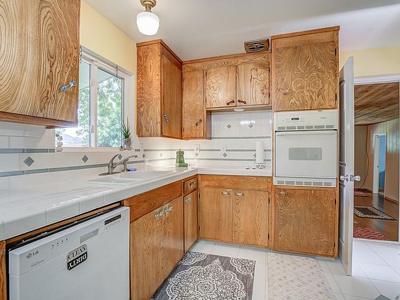 3rd image of 160 Chestnut Ave