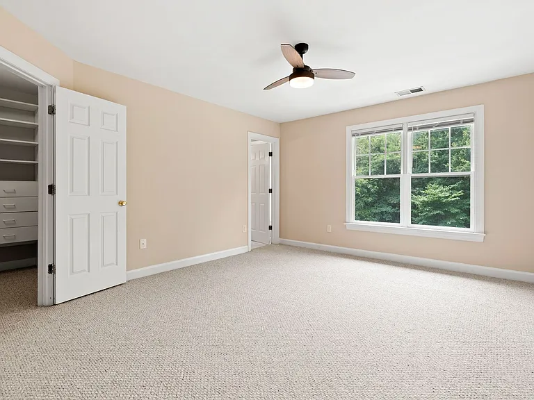 904 Edgewater Cir — Photo 9