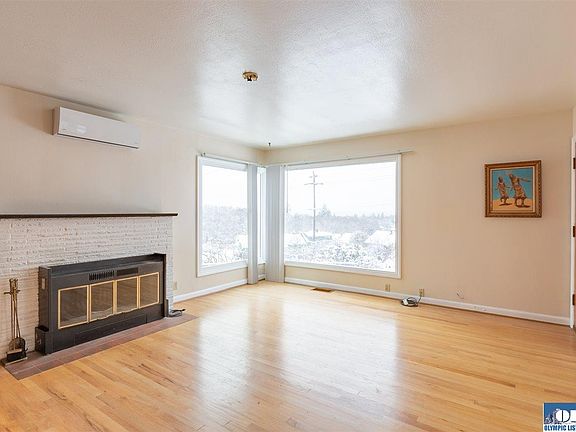 4th image of 932 E Lauridsen Blvd