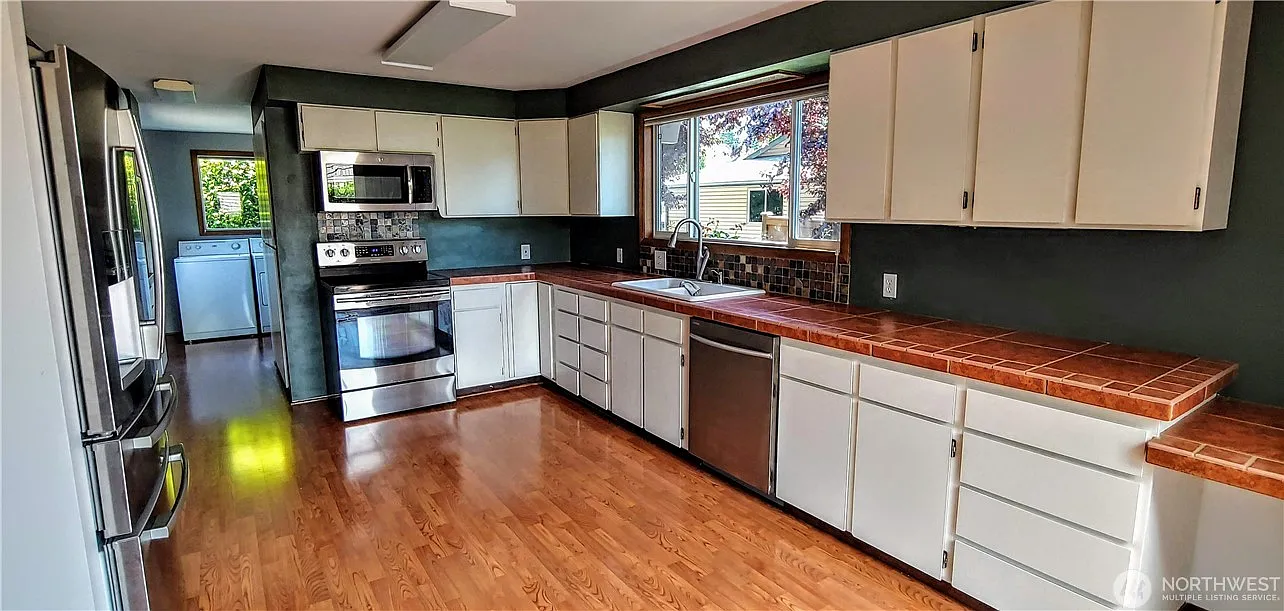 2 bed, 2556 sqft, $3,000 — Photo 4