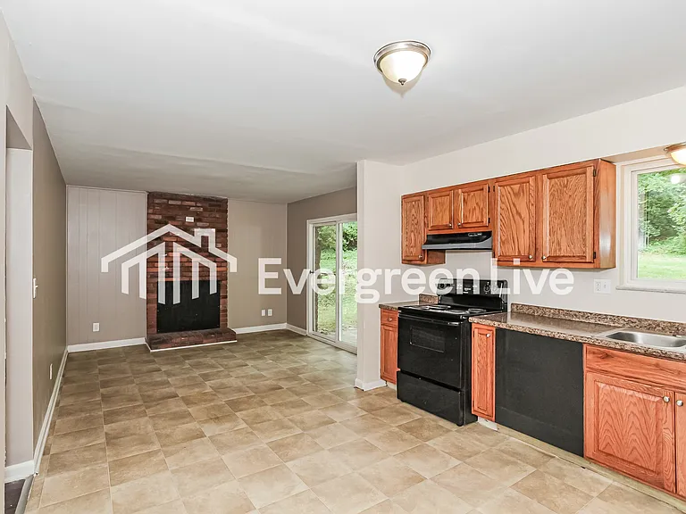 2424 Ambassador Dr — Photo 5