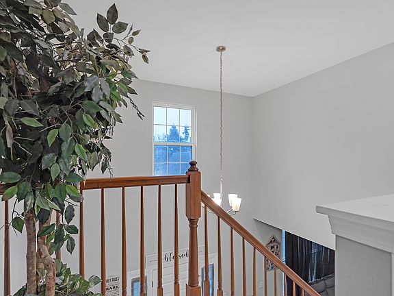 5th image of 212 S Tanglewood Ct