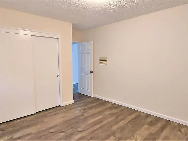 12704 Cedar Ave — Photo 13
