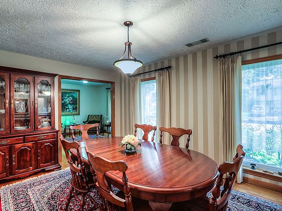 3rd image of 12511 Carriage Hill Dr