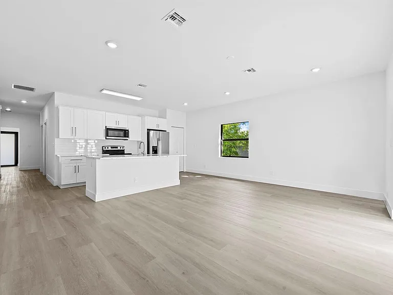 2810 NW 7th St — Photo 18