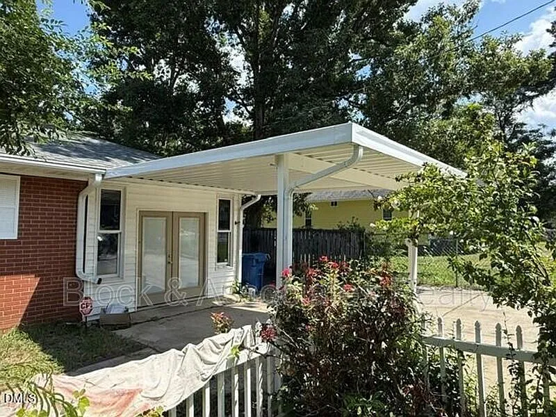 3 bed, 1.0 bath, 1312 sqft, $1,750 — Photo 2