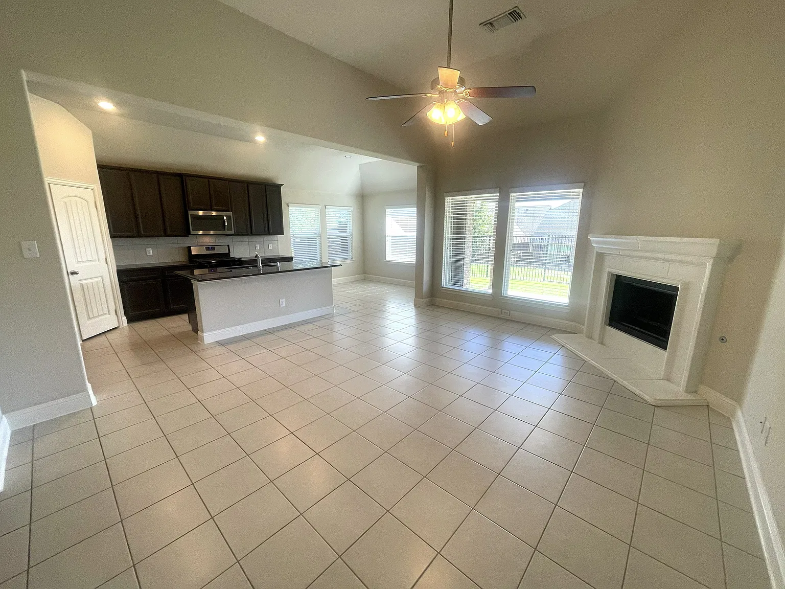4 bed, 2622 sqft, $2,850 — Photo 3