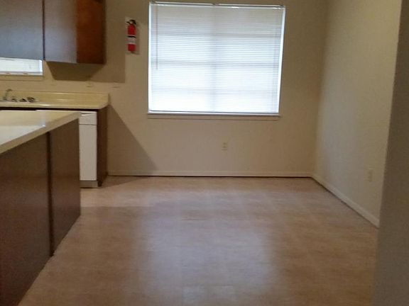 3rd image of 101 Parkview Cir APT B