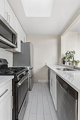 4th image of 71 W 89th St