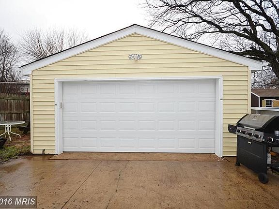 Detached 2 car garage