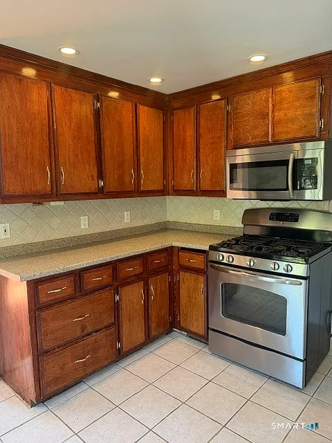 3 bed, 1.0 bath, 884 sqft, $2,000 — Photo 4