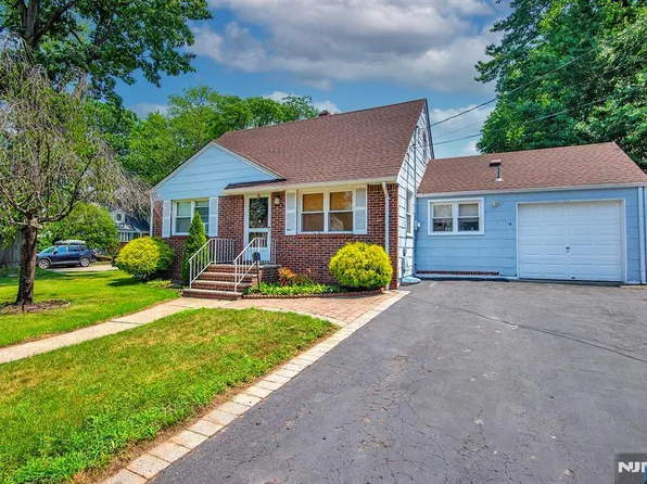 15 Pershing St, Dumont, NJ 07628