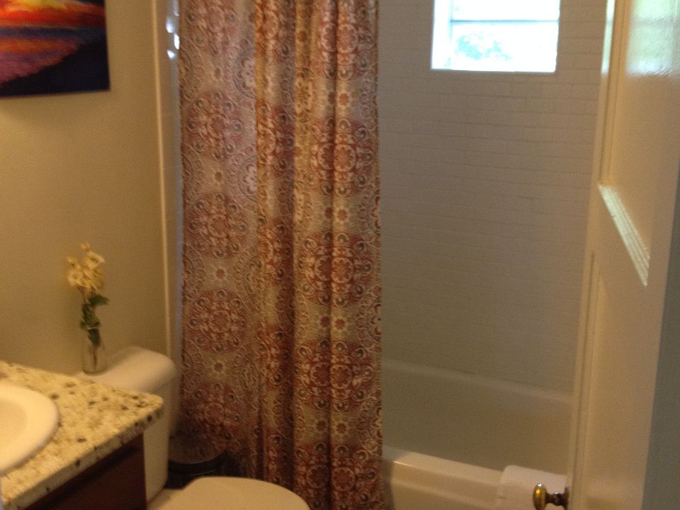 Main level full bath