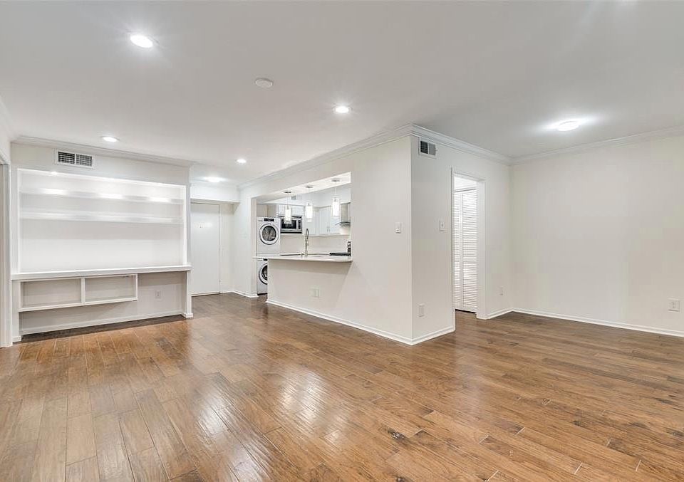 1st image of 357 N Post Oak Ln APT 304