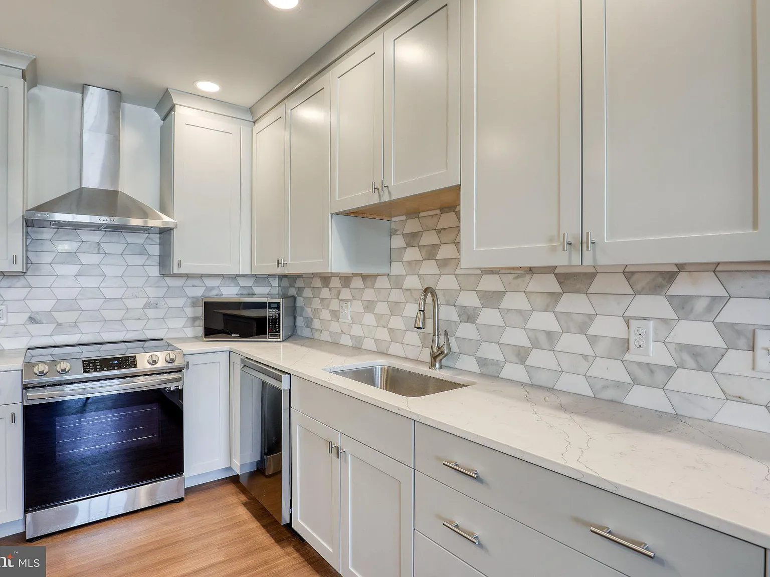 2 bed, 2.0 bath, 1123 sqft, $2,500 — Photo 2