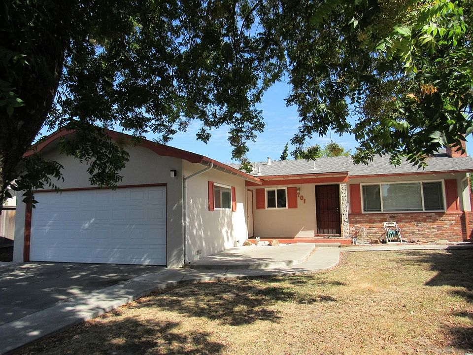 2nd image of 701 Dundee Way