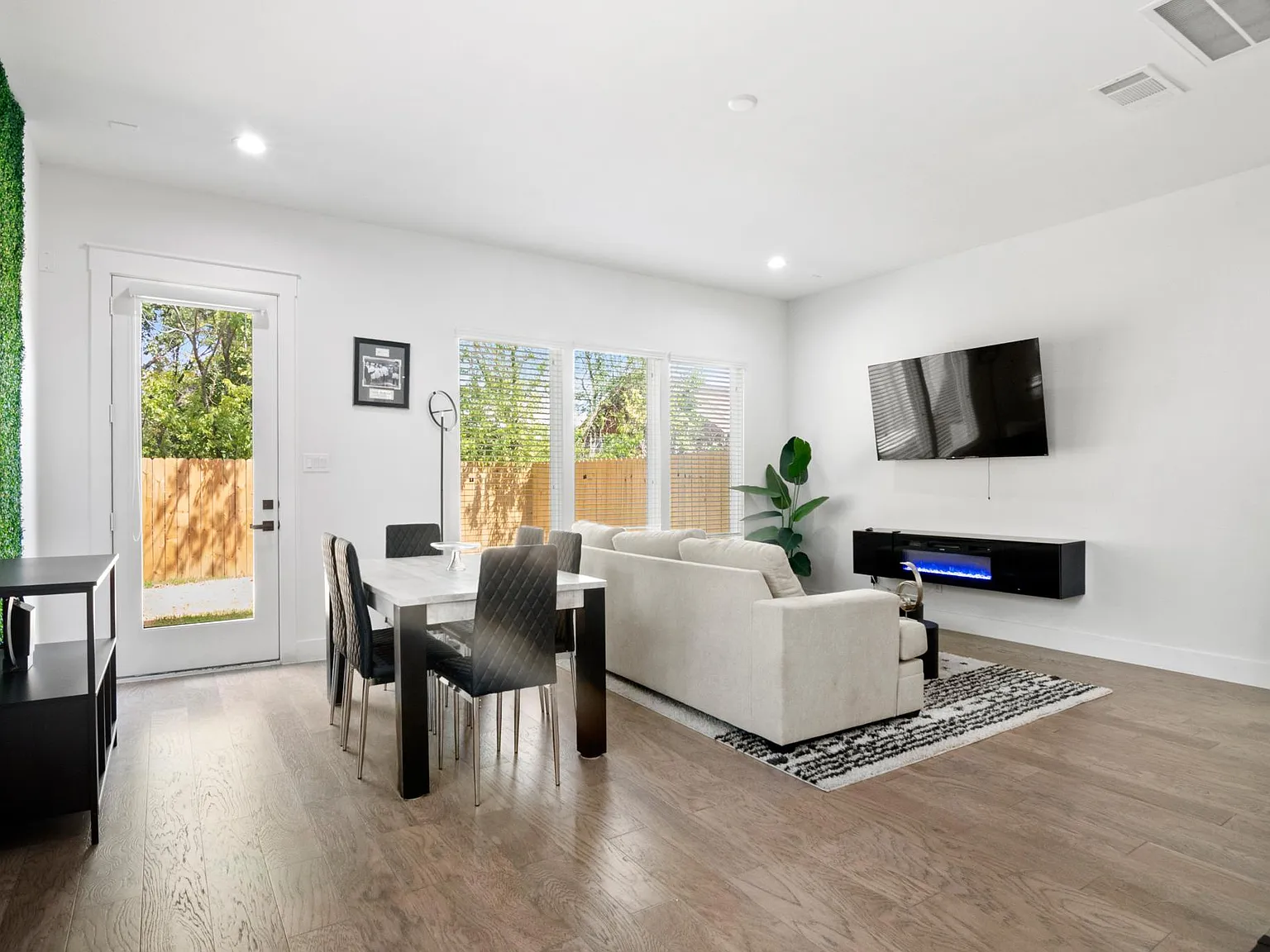 3 bed, 2.5 bath, 1800 sqft, $2,300 — Photo 4