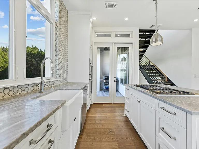 2518 Sutherland St — Photo 11