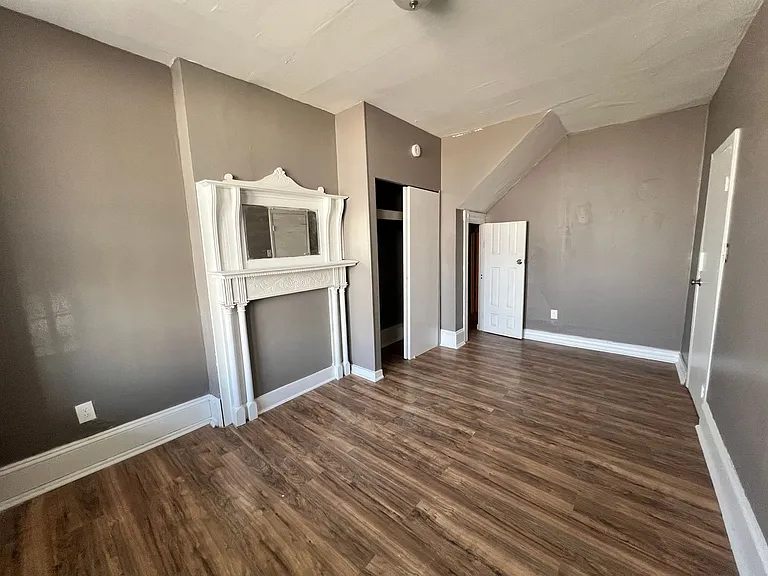 1119 E State St — Photo 11