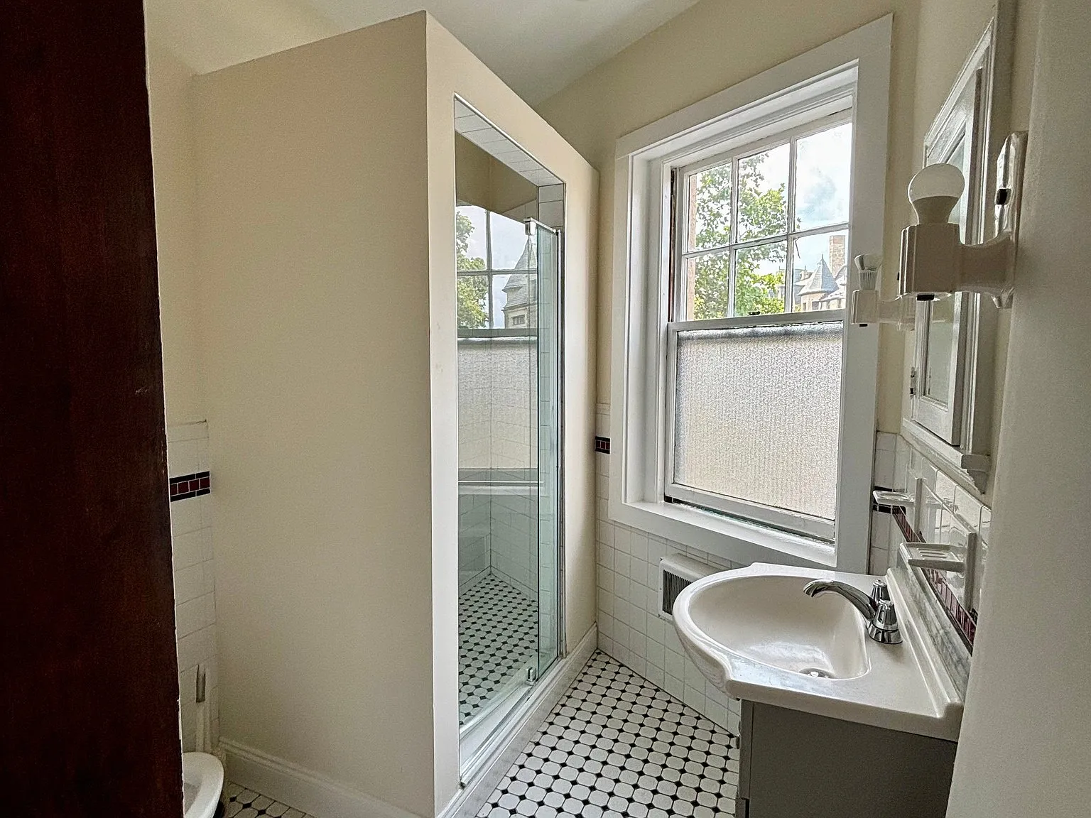 3 bed, 1.0 bath, $3,200 — Photo 2